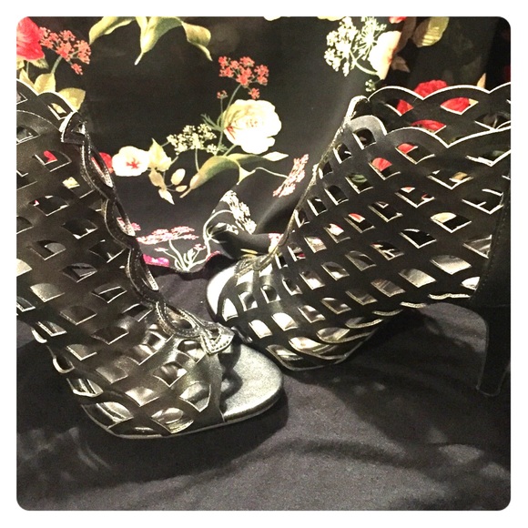 Beautiful strappy heels!