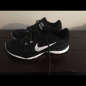 Black & white Nike cross training sneakers
