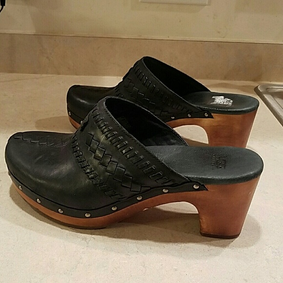 Ugg black clogs euc 8