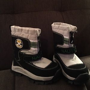 Nautica Boys snow boots size 7