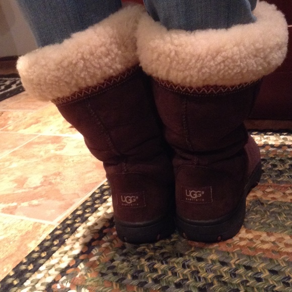 UGGS - Picture 2 of 3