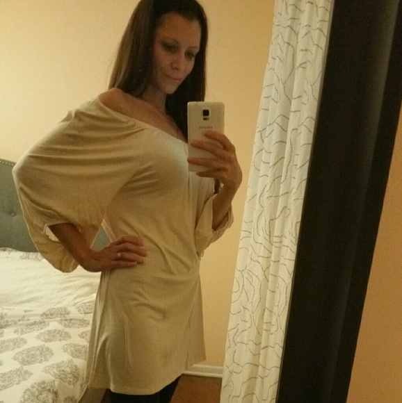 👠FINAL SALE👠Solid Cream off Shoulder Top NWOT - Picture 2 of 3