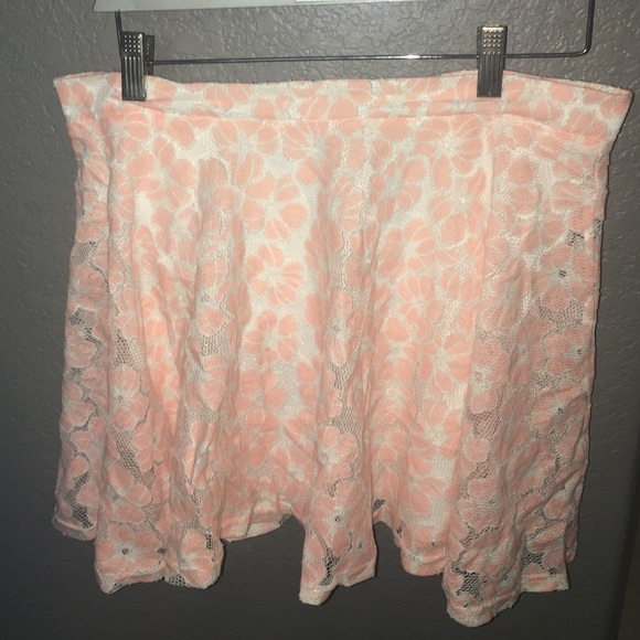 Lace floral mini skirt