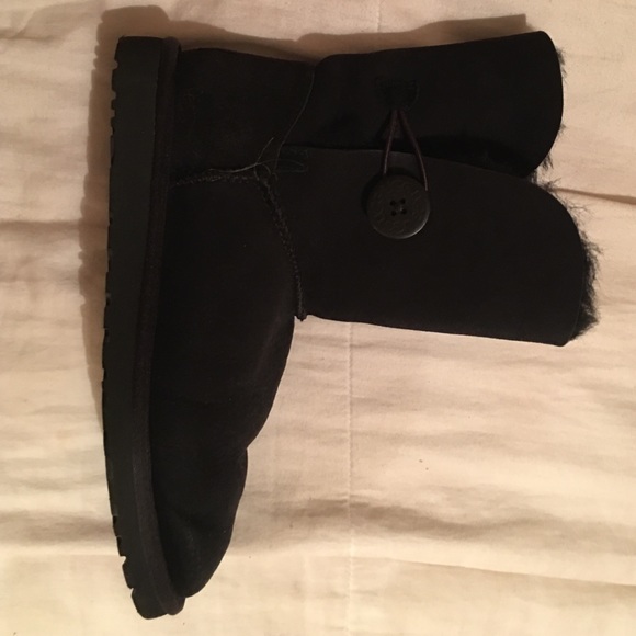 Short black UGG boots, size 8 - Picture 2 of 2