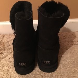 Short black UGG boots, size 8