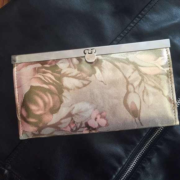 ❌SOLD❌ Gold Shimmering Rose Wallet - Picture 2 of 4