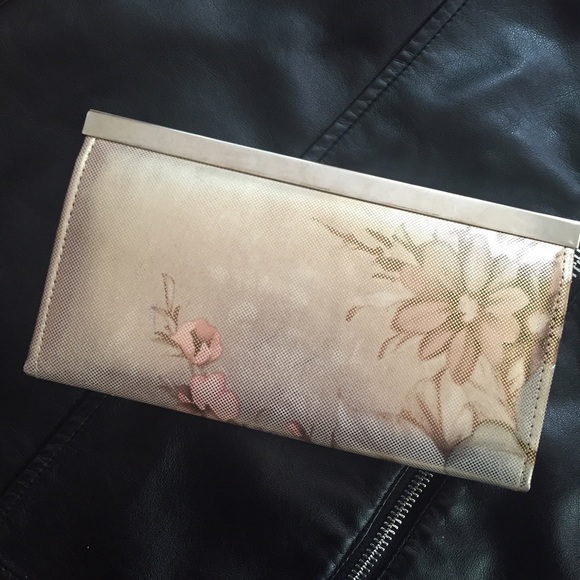 ❌SOLD❌ Gold Shimmering Rose Wallet - Picture 3 of 4