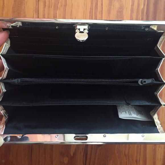 ❌SOLD❌ Gold Shimmering Rose Wallet - Picture 4 of 4