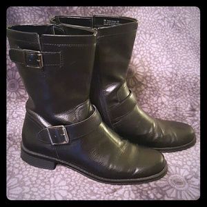 Mid-rise black boots