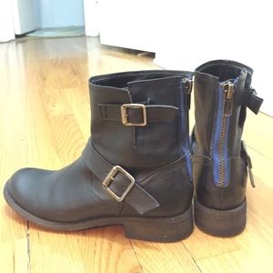 Steve Madden Tokken Boots with contrast zipper