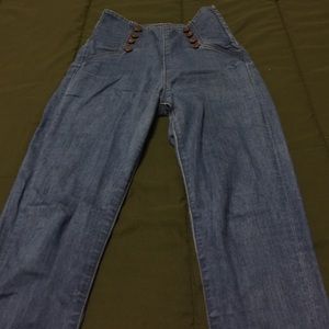 Beautifully colored high waisted jeans.