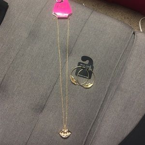 Cute set of gold jewelry with lips!