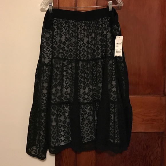 Pretty black laced lined skirt for the winter.