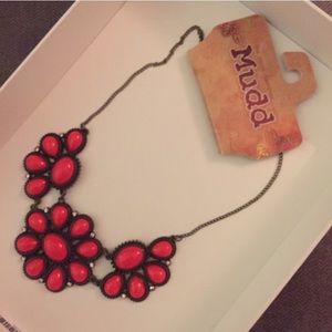 🦋 NWT RED DAISY NECKLACE