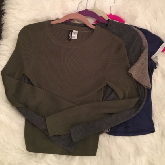 4 great condition crop tops! Sizes SM/XS