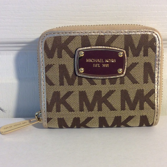 Michael Kors Handbags - ❗️1HR SALE❗️Michael Kors Small Signature Wallet