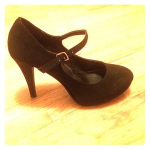 Black suede round toe pumps