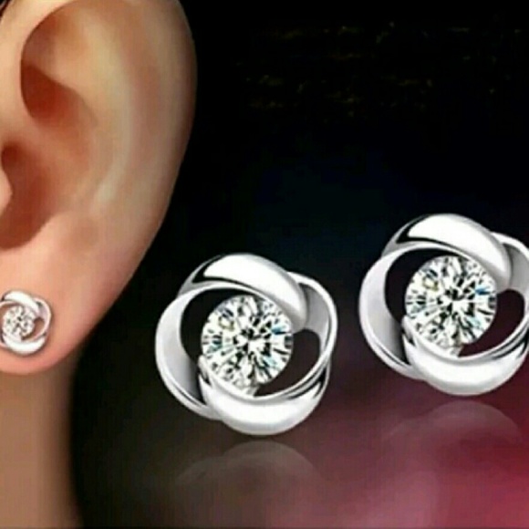 ⭐Beautiful Crystal Floral Stud Pierced Earrings