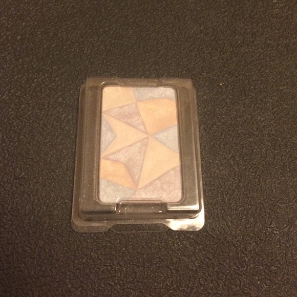 Cle de peau luminizing face enhancer 11 pastel