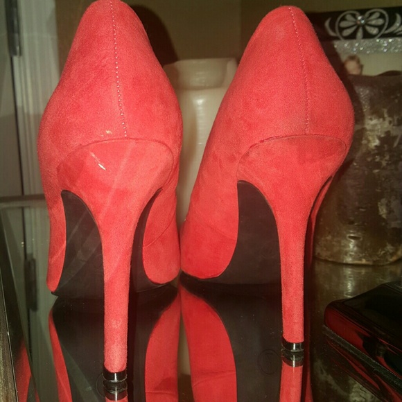 Red pumps - Picture 2 of 3