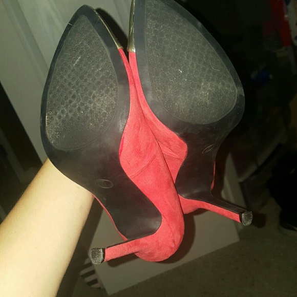 Red pumps - Picture 3 of 3