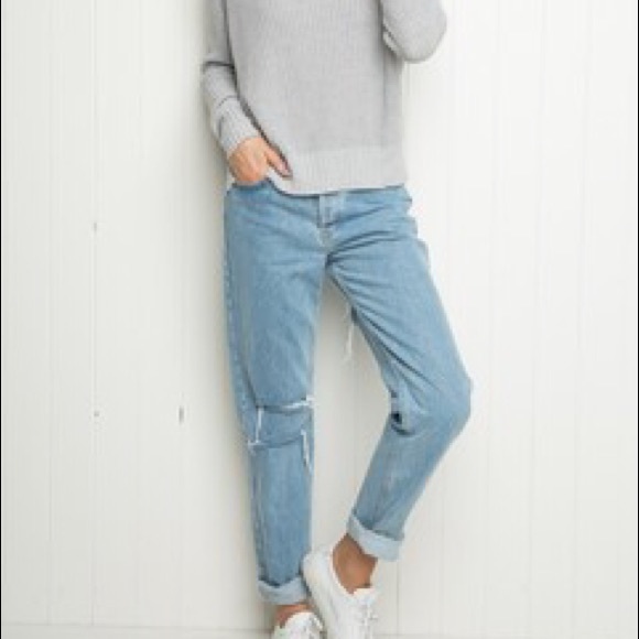 BRANDY MELVILLE JEANS WITH BUTT RIP