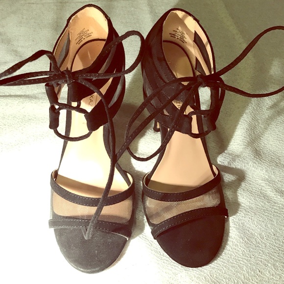 BCBG black mesh heels sz 35