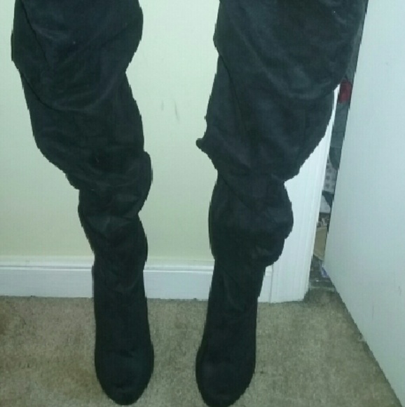 Over-the-knee Black boots - Picture 1 of 3