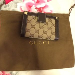 ALMOST BRAND NEW GUCCI FOLD WALLET