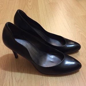 Tahari Black Leather Pumps, Brand New