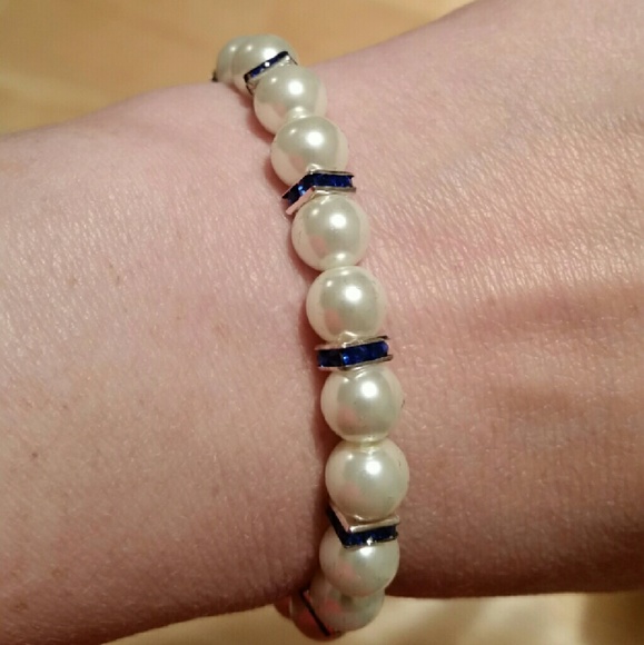 Glass pearls with blue crystal bracelet