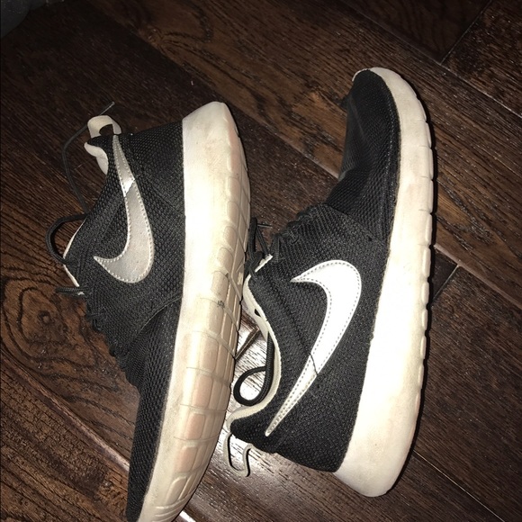 Black Nike Women's Roshe