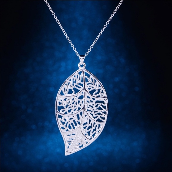 Beautiful silver tone necklace with  Leaf pend