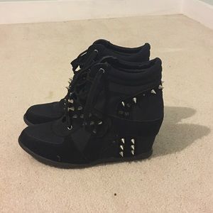Spiked wedge shoes