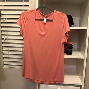 Large LuLaRoe Classic Tee
