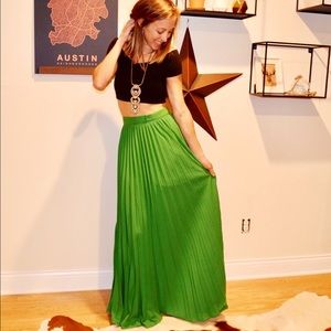 Pleated green maxi skirt, it's unbelievable!