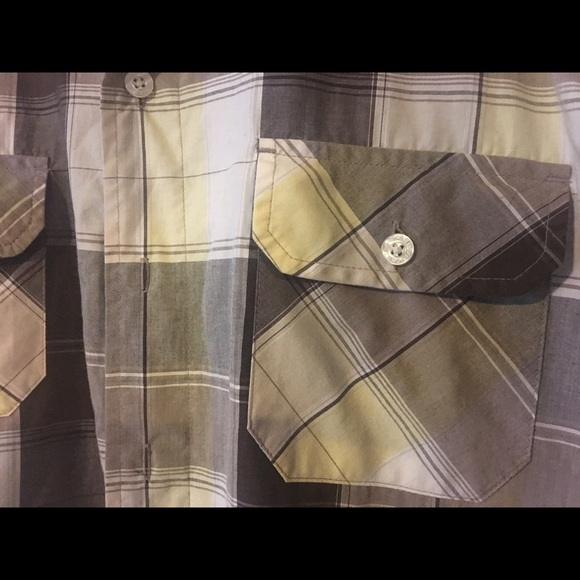 Men's button-down shirt with flap pockets. - Picture 2 of 3
