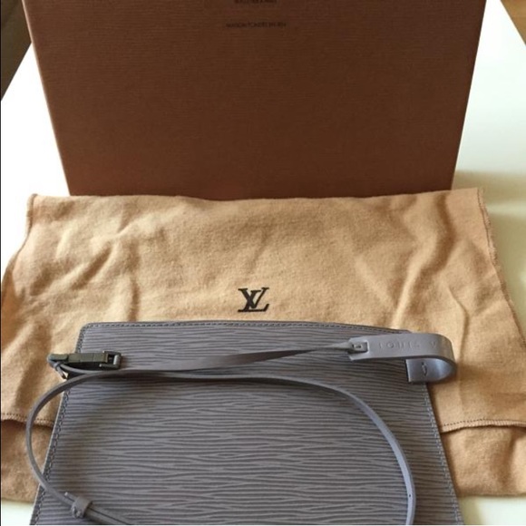 Louis Vuitton waist pouch - Picture 2 of 4