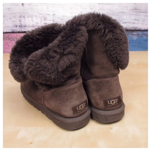 ugg logo on back of boot ugg logo on back of boot