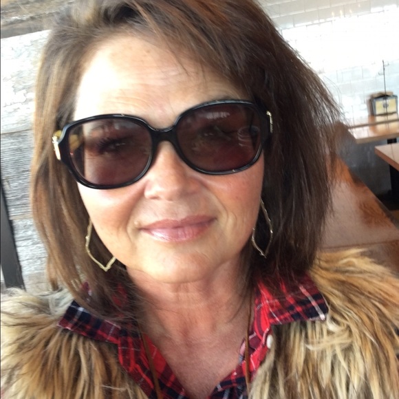 Meet your Posher, Chlo - Picture 1 of 1