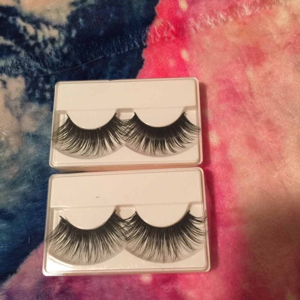 2 pairs of beautiful wispy lashes