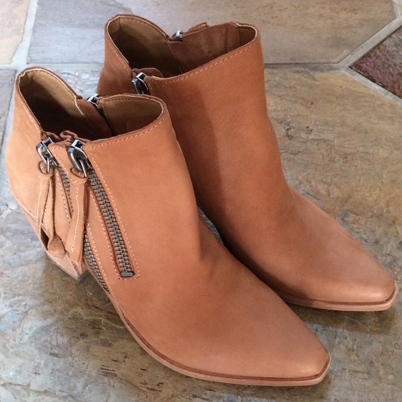 ๐๐Dolce Vita Leather Zip Tassel Ankle Bootie - Picture 7 of 8