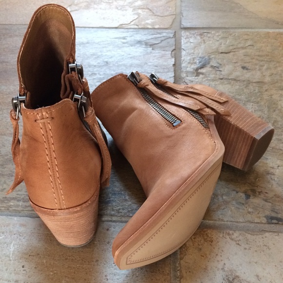 ๐๐Dolce Vita Leather Zip Tassel Ankle Bootie - Picture 6 of 8