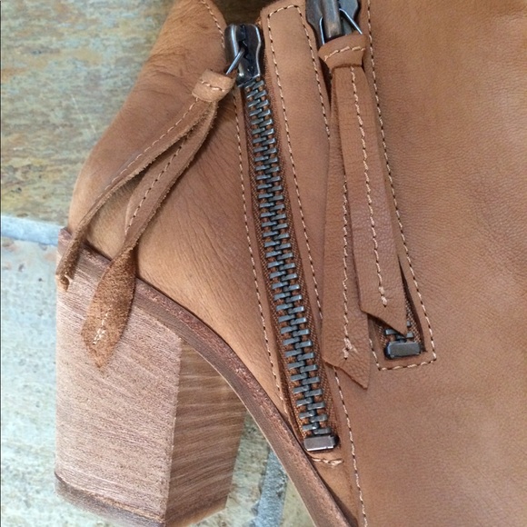 ๐๐Dolce Vita Leather Zip Tassel Ankle Bootie - Picture 8 of 8