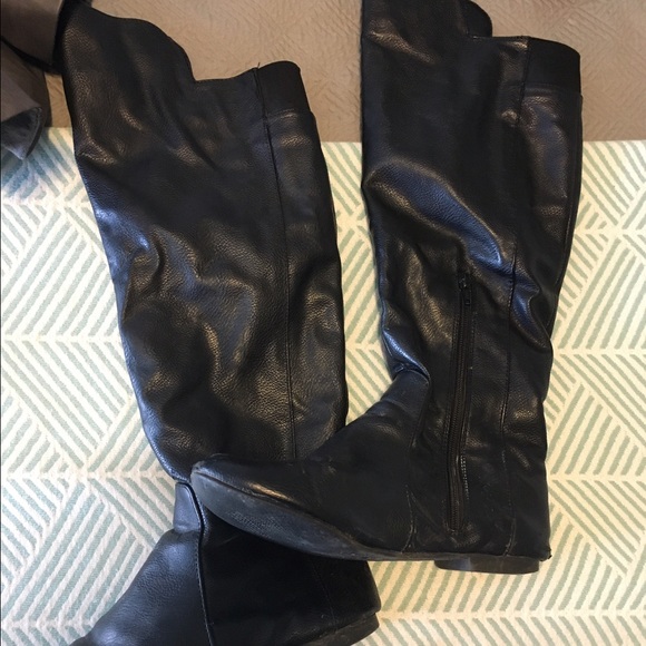 Black Fergie boots