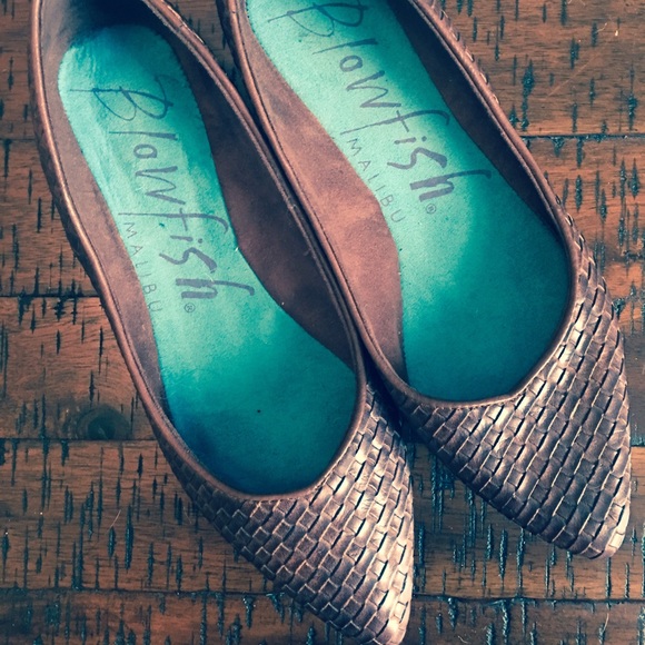 Woven pointed flats