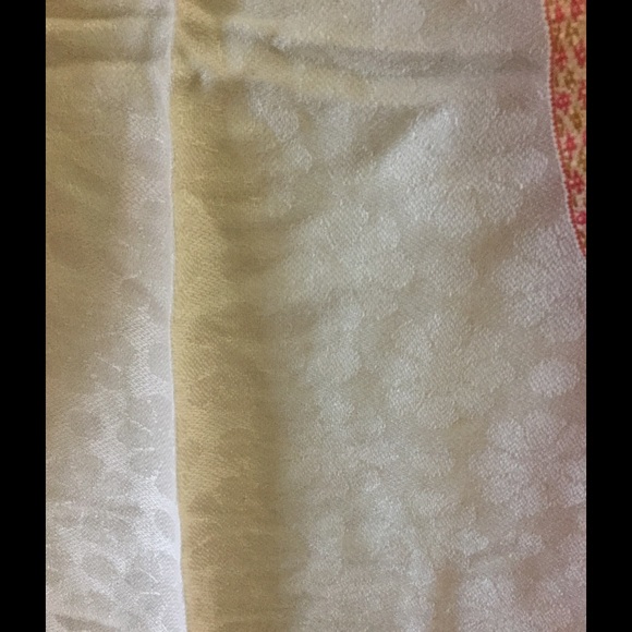 White self design shawl - Picture 3 of 4