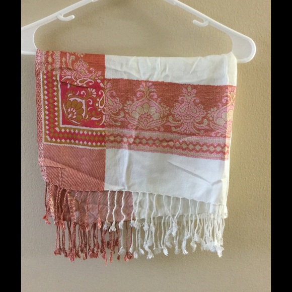 White self design shawl - Picture 4 of 4