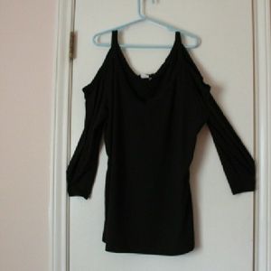 Black cold shoulder top 2x