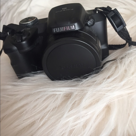 Fujifilm camera (barely used) - Picture 2 of 4